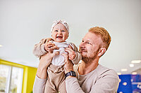 AIGO Familienhotel | Vater mit Kleinkind