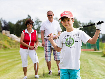 AIGO Familienhotel | Familie spielt Golf