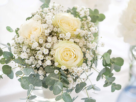 AIGO Familienhotel | Blumenstrauch mit weißen Rosen