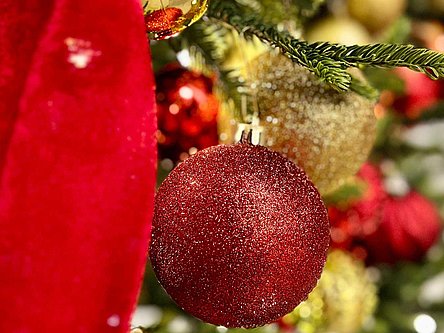 AIGO Christbaum mit roten und goldenem Schmuck
