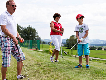 AIGO Familienhotel | Familie spielt Golf