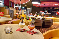 AIGO Familienhotel | Hotelbar mit Cocktails