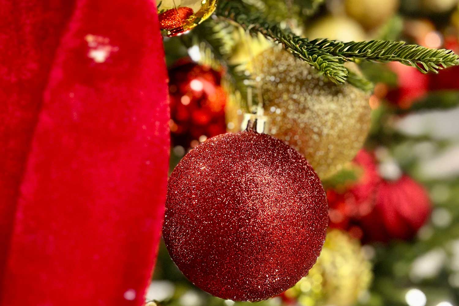 AIGO Christbaum mit roten und goldenem Schmuck
