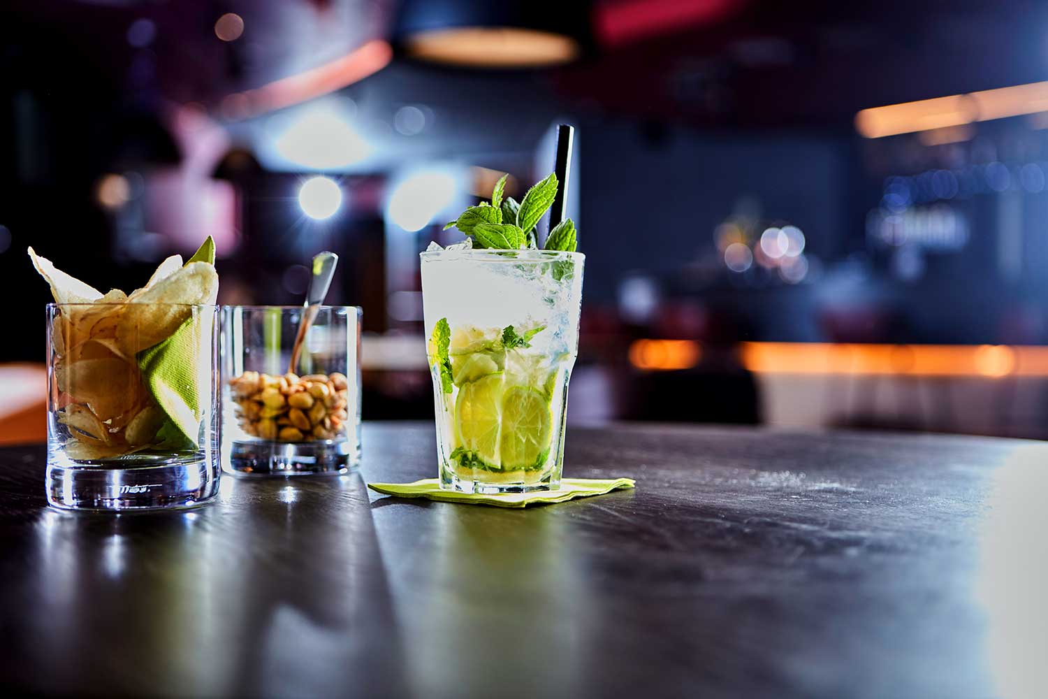 AIGO Bar - Cocktail und Nüsse 